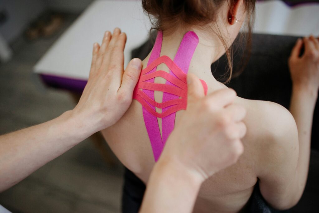 Massaggio sportivo con Kinesio Tape